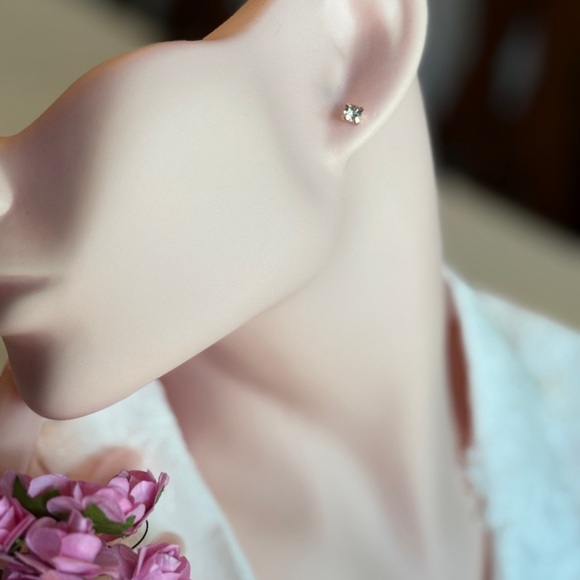 💎 Classic Crystal Stud Earrings | Everyday Elegant Sparkle ✨ - Picture 6 of 7